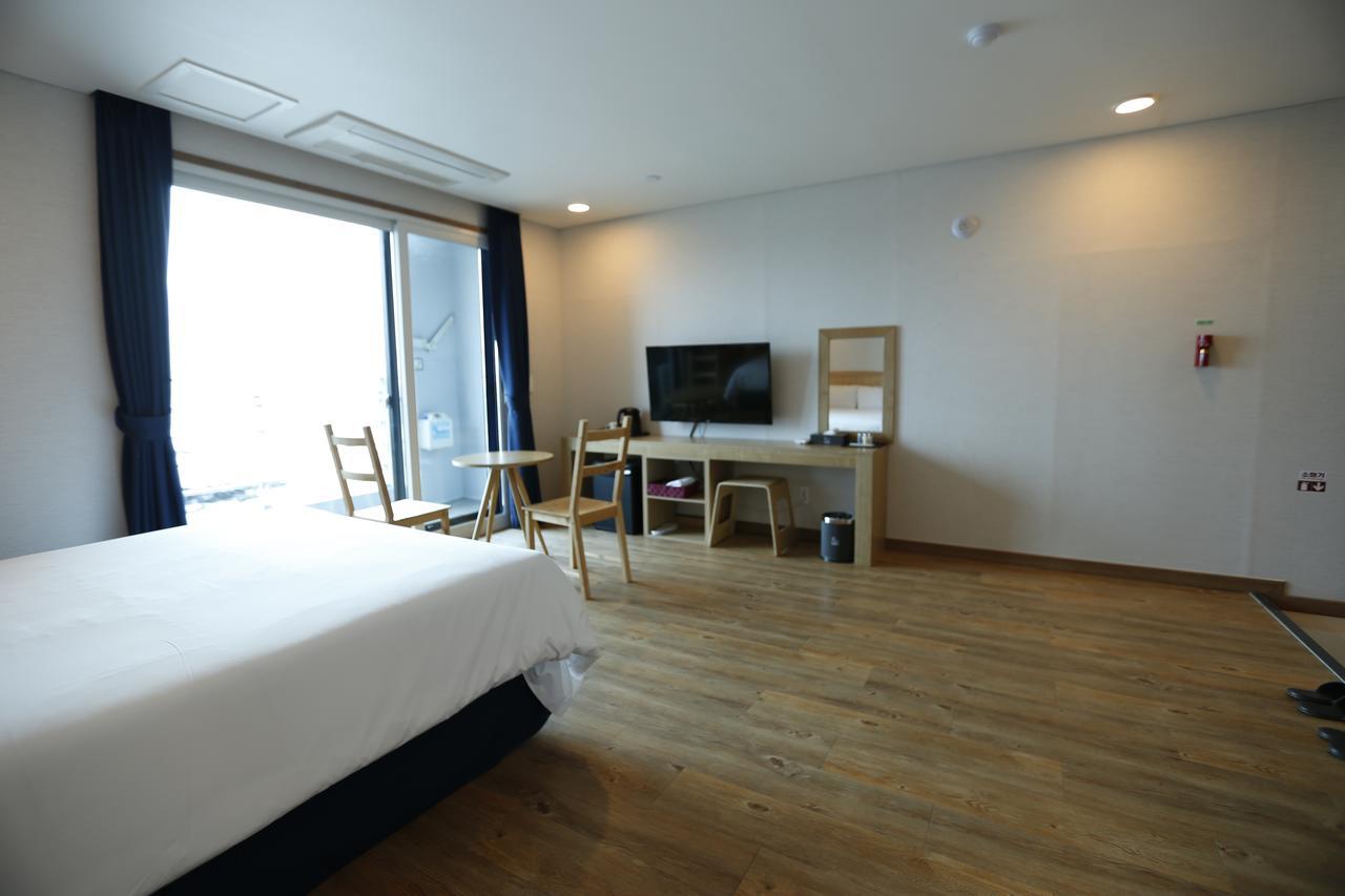 Hotel52 Сеогвипо Екстериор снимка