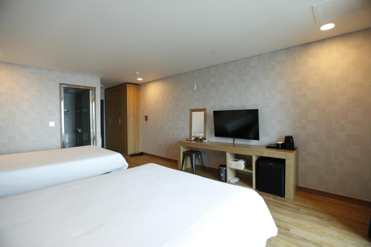 Hotel52 Сеогвипо Екстериор снимка